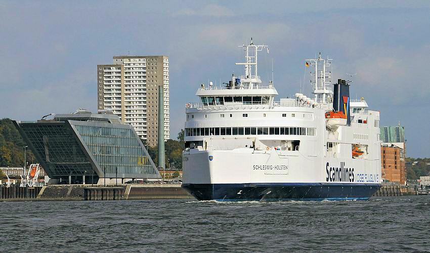 796_81 Ein Fährschiff der Vogelfluglinie verlässt den Hamburger Hafen. | Grosse Elbstrasse - Bilder vom Altonaer Hafenrand.